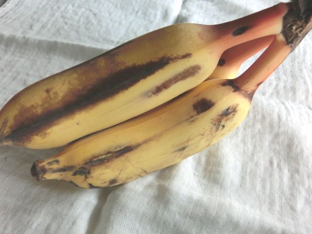 変わった食べ物、バナップルを食す【見た目はバナナ、お味はりんご！】