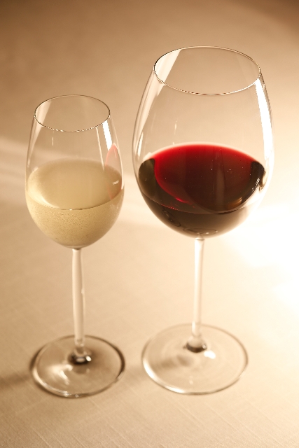 赤ワインと白ワインのグラスの大きさはなぜ違う？【小ネタ雑学】